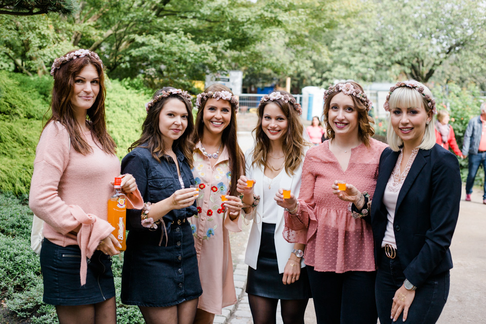 JGA-Shooting im Sommer in Planten un Blomen mit Seifenblasen